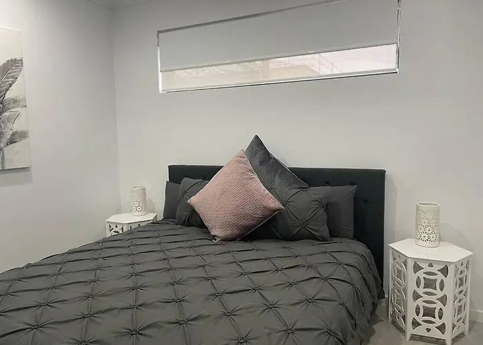 Comfy 1 Bedroom Studio Catherine Field